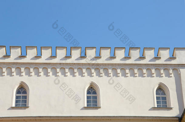 真的白色的城堡墙和<strong>碉堡</strong>上的城垛和gothicscriptorgothictype哥特式书写体窗