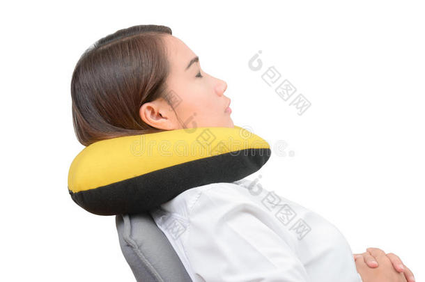 亚洲人女人使用颈枕头和静止的向办公室椅子伊斯拉特