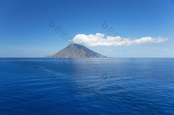 隔离的云在上面火山边缘之恋岛.