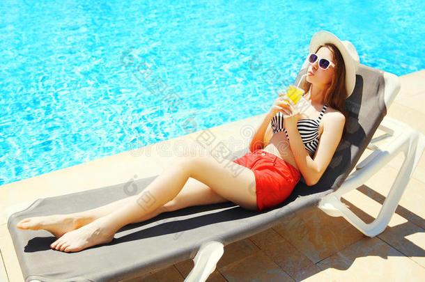 夏在假日-漂亮的女人饮料果汁从杯子向一主题
