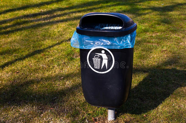 塑料制品垃圾箱子向草.分类的浪费.投掷出局.公园都赖