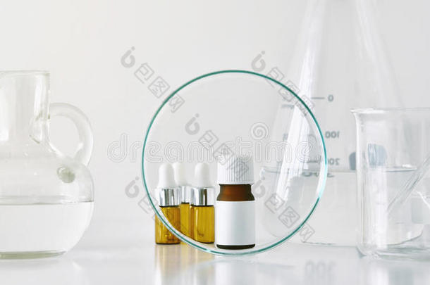 化妆品棕色的瓶子容器和科学的玻璃器具类,集中