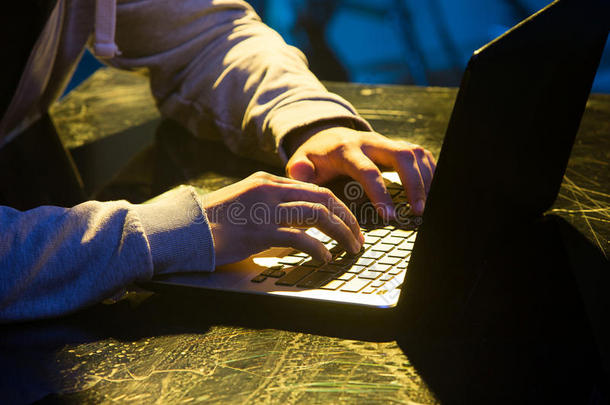 戴头巾的计算机黑客偷窃信息和便携式电脑