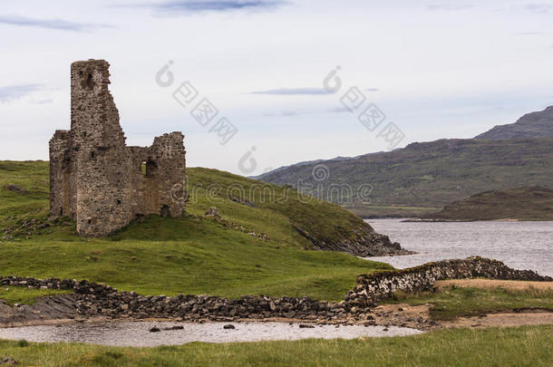 城堡Ardvrech毁坏从穿过指已提到的人湖,苏格兰.