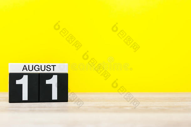八月11Thailand泰国.影像关于八月11,日历向黄色的背景wickets三柱门