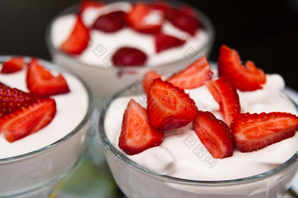 草莓和乳霜餐后甜食采用圣代冰淇淋