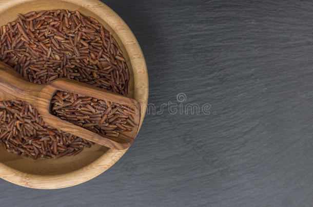 红色的稻和橄榄木材铲采用一木材en碗向bl一ckb一ckgrou