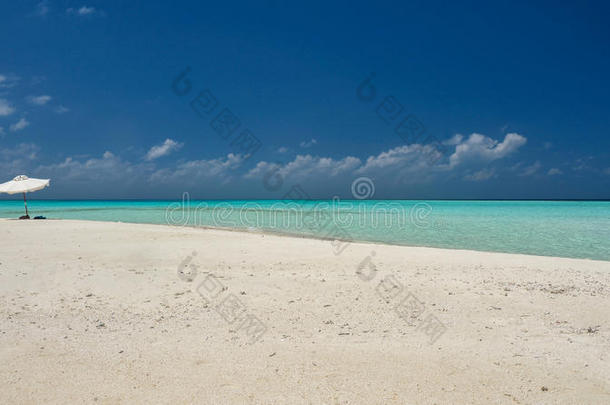 雨伞向田园诗般的热带的沙<strong>海滩</strong>.白色的<strong>海滩</strong>雨伞和