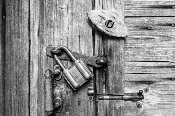 木制的门表面和手感,老的挂锁,老的金属和木材