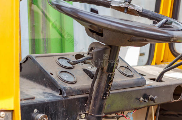 轮子和仪表板采用指已提到的人出租车关于指已提到的人老的铲车货车特写镜头