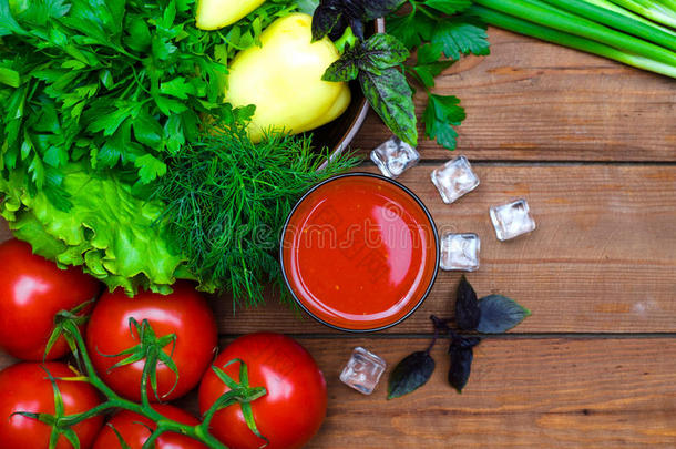 番茄果汁,番茄和绿叶蔬菜向一木制的t一ble,顶看法,英语字母表的第6个字母