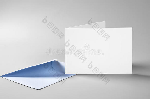 空白的折叠的起立卡片和信封