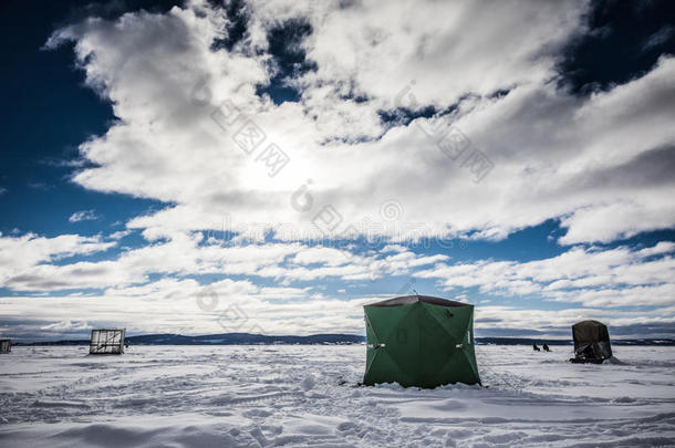 冰熔炼捕鱼窝棚在的时候一寒冷的但是和煦的：照到阳光的D一y关于冬采用