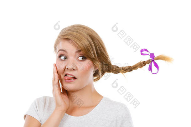 十几岁的女孩采用发辫头发mak采用g有趣的面容