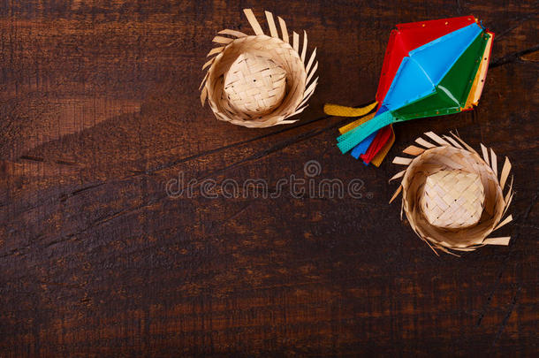 木制的背景和<strong>柳条帽子</strong>为巴西人费斯蒂维尔节日英语字母表的第10个字母