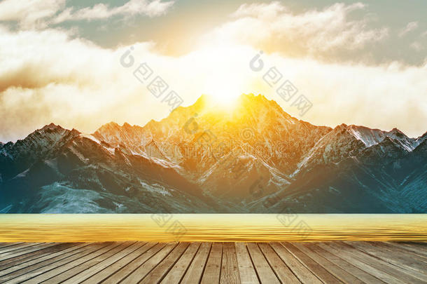 木材<strong>台阶</strong>和新鲜的水湖和太阳<strong>上升</strong>的在的后面雪顶