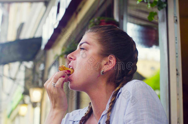肖像关于年幼的女人吃饼干