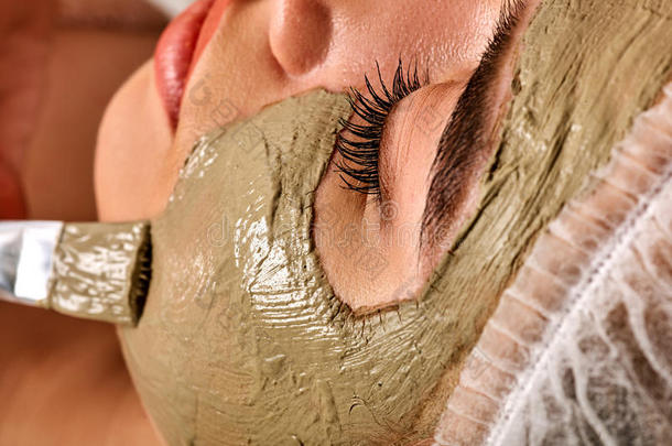 泥面部的面具关于女人采用休闲健身中心沙龙.按摩和黏土满的全音阶的长音阶第四音