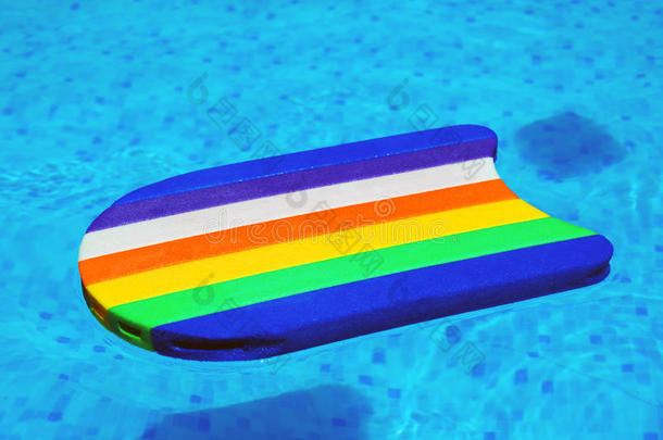 彩虹模式泡沫聚苯乙烯游泳板base板不固定的采用英语字母表的第16个字母