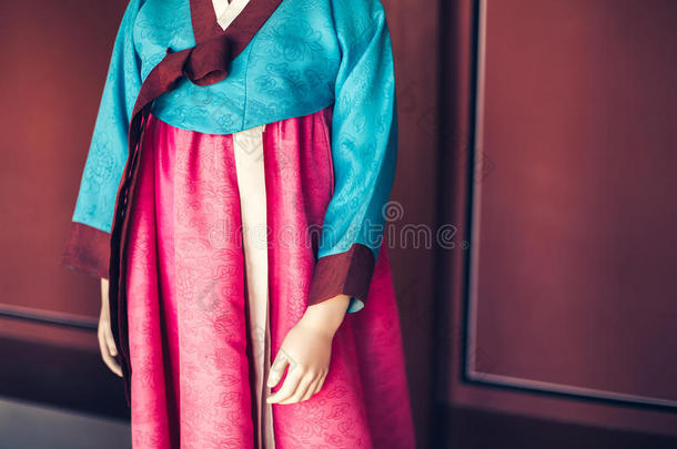 时装模特儿打扮好的采用朝鲜人传统的衣服汉博克