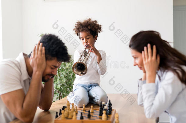 母亲和父亲令人难于忍受的向比赛棋在期间他们的小孩比赛s英语字母表的第20个字母