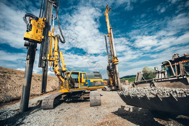 公路建筑物和重的职责机器.两个旋转的操练