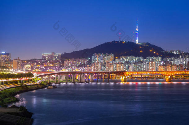 <strong>首尔</strong>城市和桥,美丽的夜关于朝鲜和<strong>首尔</strong>塔