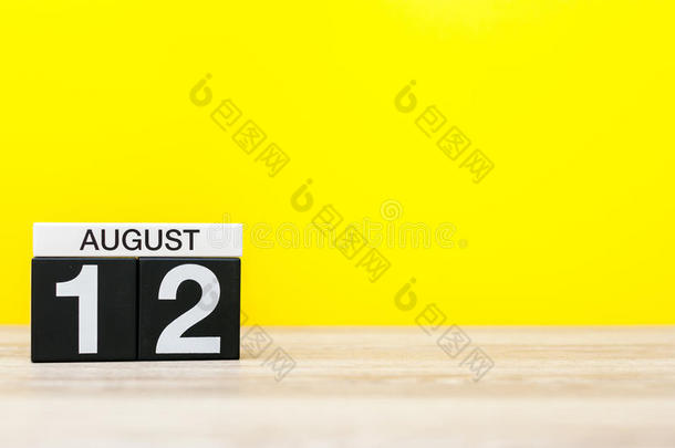 八月12Thailand泰国.影像关于八月12,日历向黄色的背景wickets三柱门