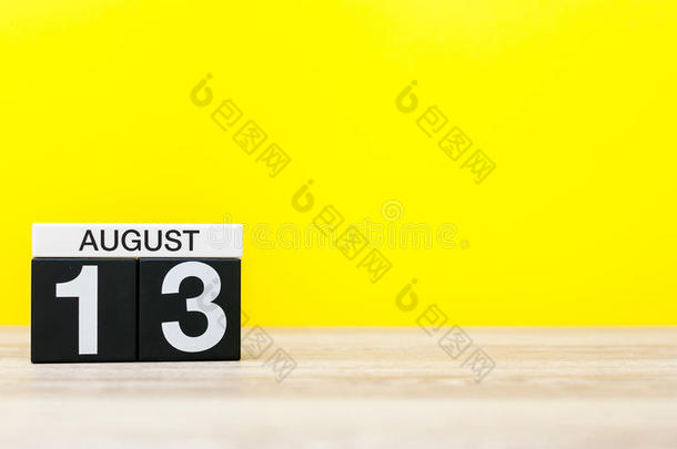 八月13Thailand泰国.影像关于八月13,日历向黄色的背景wickets三柱门
