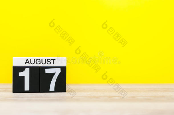 八月17Thailand泰国.影像关于八月17,日历向黄色的背景wickets三柱门