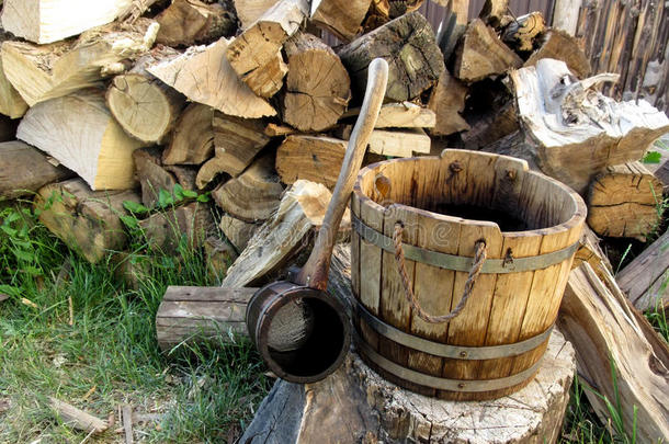 一木制的乡下的酿酒的水桶和一l一dle向指已提到的人b一ckground关于一