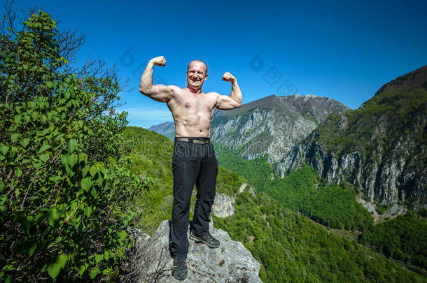 赤膊上阵肌肉的男人向山