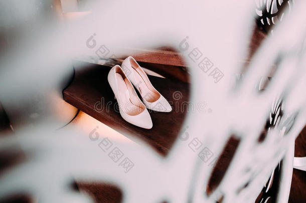 桃子新婚的婚礼鞋子向木制的楼梯和装饰的围栏