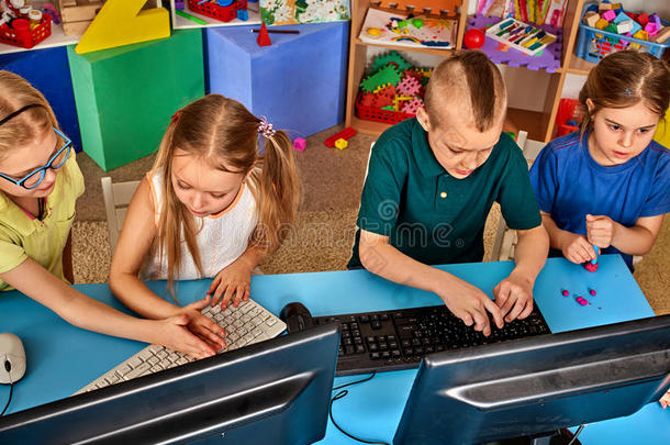 孩子们计算机班我们为教育和磁带录像游戏.