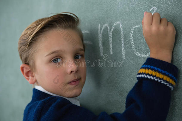 男生文字数学公式向黑板