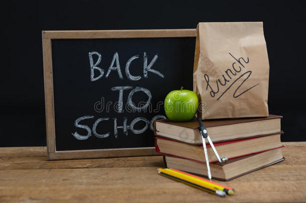 午餐纸袋,绿色的苹果和板岩和文本背向学校
