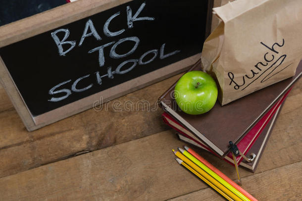 午餐纸袋,绿色的苹果和板岩和文本背向学校