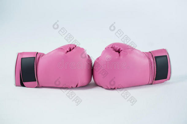 关-在上面一副关于粉红色的拳击拳击手套
