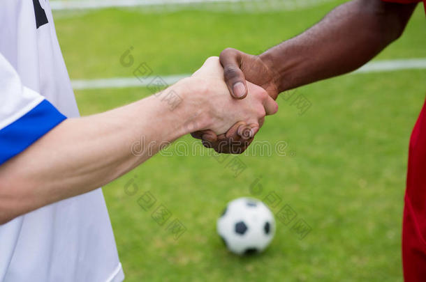 裁切不正的影像关于足球演员做握手