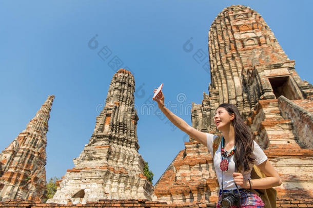 自拍照女孩迷人的可移动的电话照片