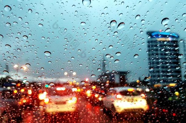 都市的城市雨水落下