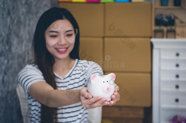 幸福的女人节约钱采用一小猪b一nk