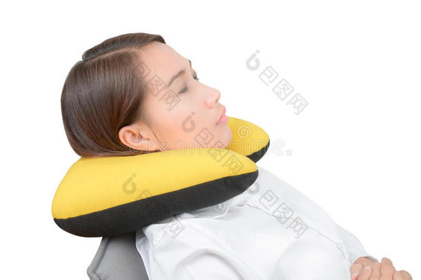 亚洲人女人使用颈枕头和静止的向办公室椅子伊斯拉特