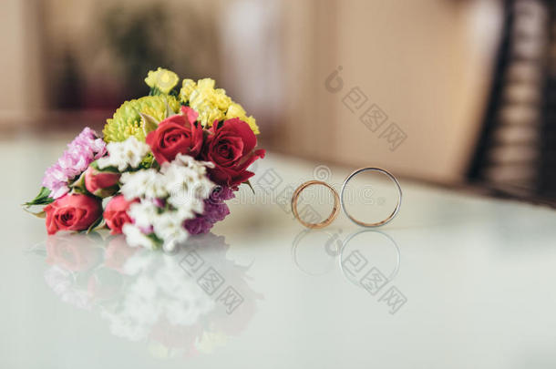两个婚礼戒指和一插于钮孔上<strong>之花</strong>使整洁