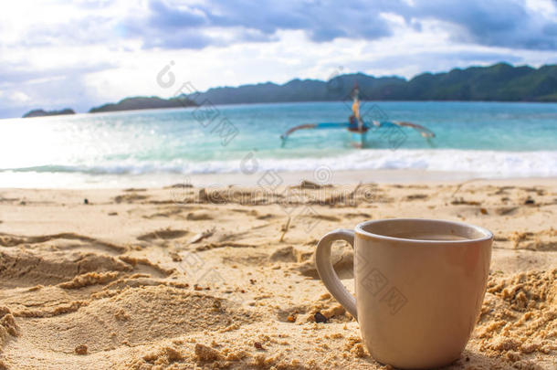 早晨咖啡豆在指已提到的人海滩
