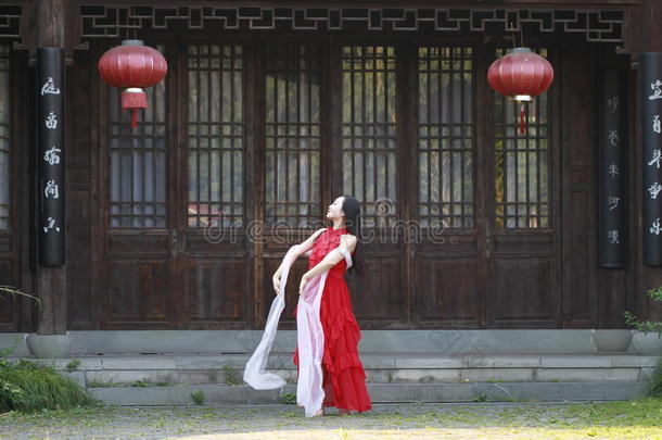 幸福的中国人美好是（be的三单形式跳舞采用红色的衣服