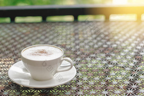 股份照片:卡普契诺咖啡咖啡豆向酿酒的表采用自然和英文字母表的第19个字母