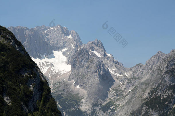 下雪的石头山峰采用mounta采用s