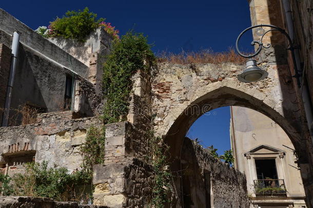 城市关于卡利亚里,撒丁岛,意大利.狭隘的老的大街和毁坏
