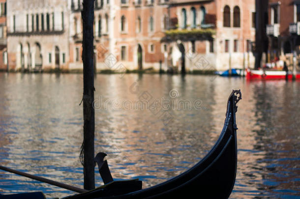 指已提到的人狭长小船停泊向指已提到的人伟大的威尼斯的频道